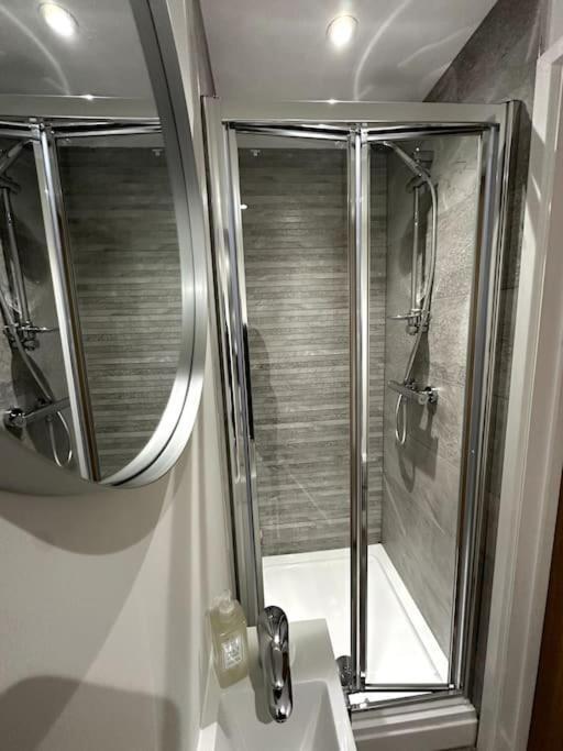 Cosy 1 Bedroom Apartment In คาร์ดิฟฟ์ ภายนอก รูปภาพ